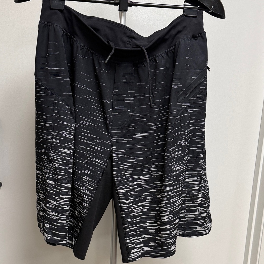 Lululemon Athletica Black and White Pacebreaker 9” Shorts EUC Lg
